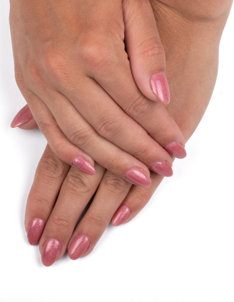 一个年轻女人的手的特写与长指甲上的粉红色指甲孤立在白色背景图片下载