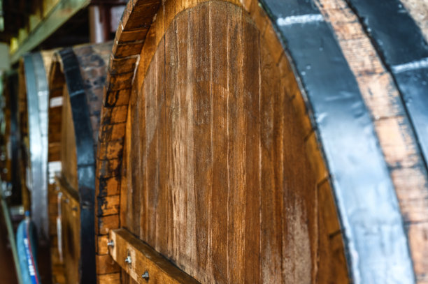 酒窖用木桶酿造豪华酒饮图片下载