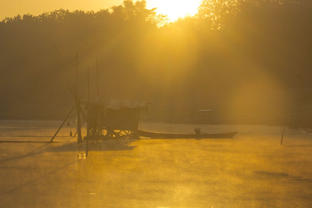 湖中养鱼。Keramba ikan是印尼传统的养鱼笼、传统水产养殖场图片下载