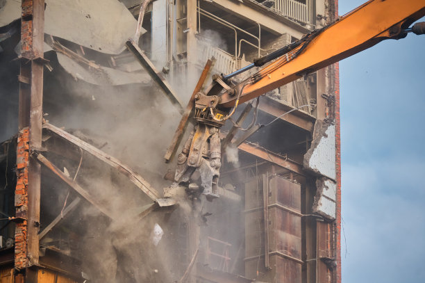 起重机液压切割机拆除旧工业建筑图片下载
