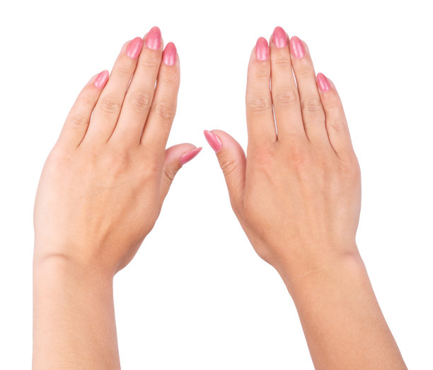 女人的手与粉红色的指甲美甲孤立在白色背景。图片下载