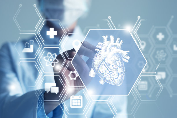 无法辨认的女医生手持心脏器官的图形虚拟可视化模型。多个虚拟医学图标。图片下载