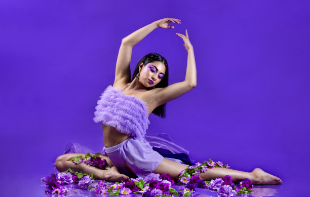花和紫色背景的芭蕾舞女演员图片下载