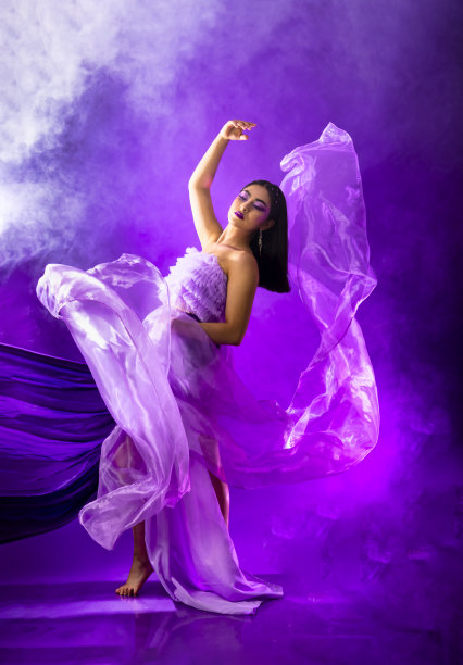 穿着紫色面料的年轻女子图片下载