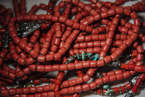 民族项链的红色颜色的特写图片下载