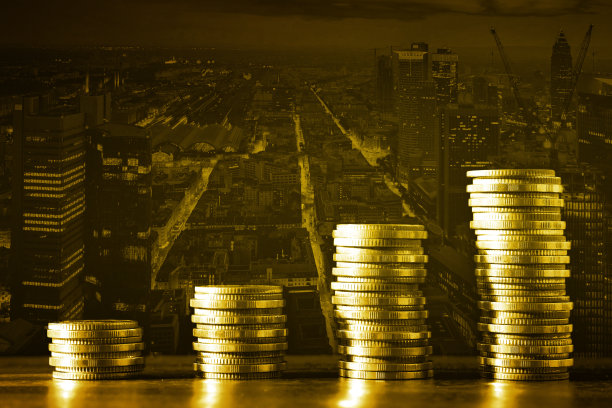 组黄金硬币堆叠在垂直排浅聚焦填充框与黄金硬币模糊背景，一排排硬币的金融和银行。财务与商业概念图片下载