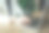 一名戴着仿生假肢的残疾妇女坐在桌子旁用笔记本电脑打字的特写照片。在线工作，远程学习图片下载