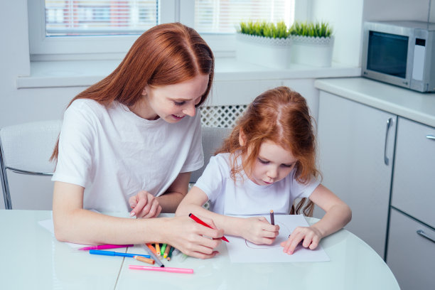 红发姜姐妹早上在家里一起画画。隔离隔离COVID-19居家概念流行图片下载