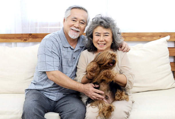 幸福老夫妻和狗狗朋友在家里。图片下载