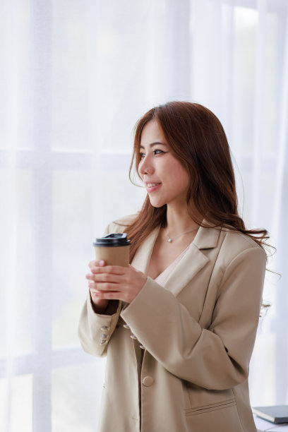 在工作场所喝咖啡的亚洲商务女性图片下载
