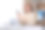 亚洲女商人在现代家庭办公室使用手机和笔记本电脑工作。图片下载