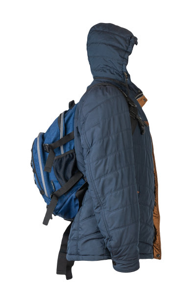 黑色背包，红色夹克，白色背景。图片下载