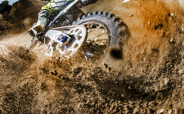 摩托车车轮打滑图片下载