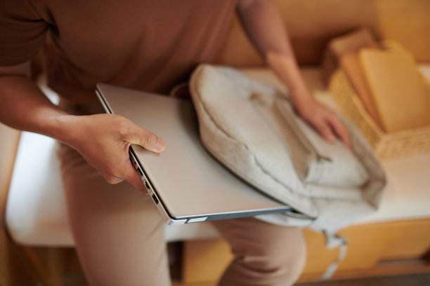 学生把笔记本电脑放在背包里图片下载