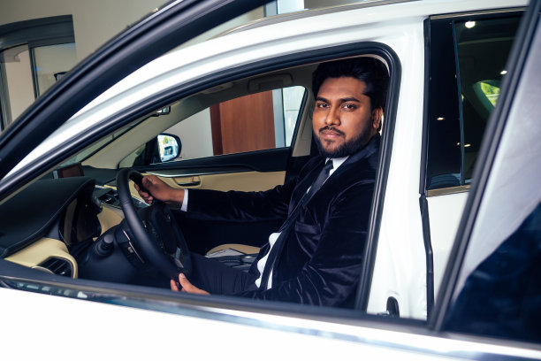 兴高采烈的印度汽车销售员展示新钥匙的展厅图片下载