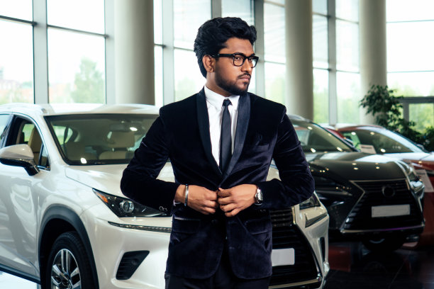 穿着正装的印度富商开车图片下载