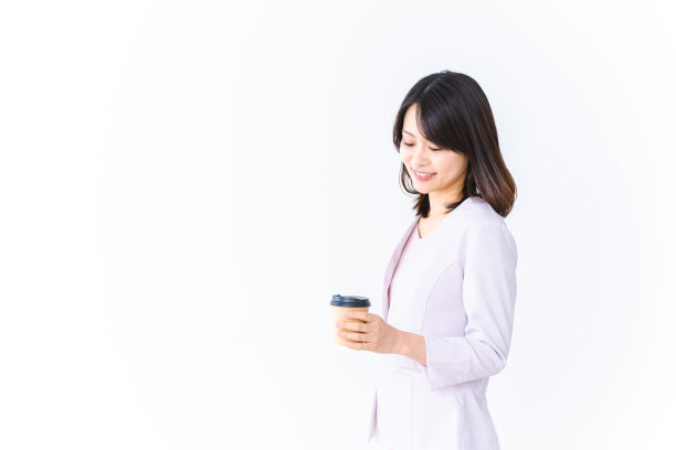 用纸杯喝咖啡的商务女人图片下载
