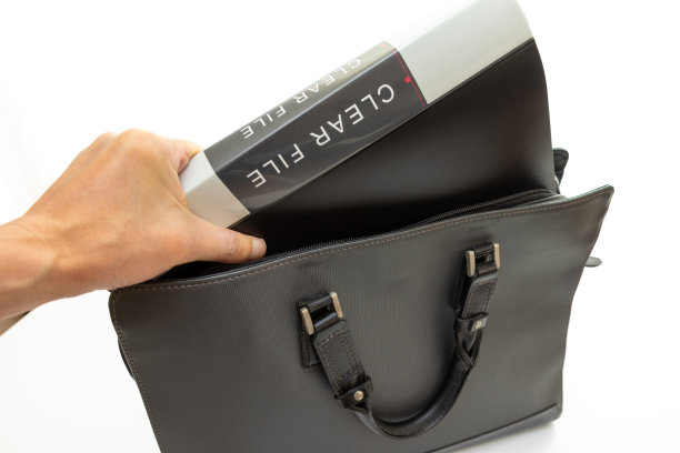 从黑色商务包里拿出的文件图片下载