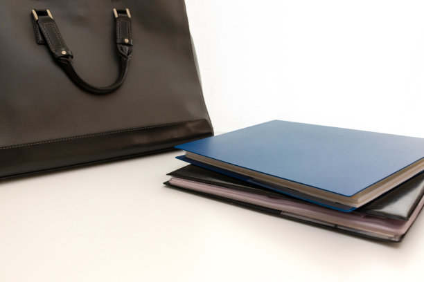 文件堆在桌子上图片下载