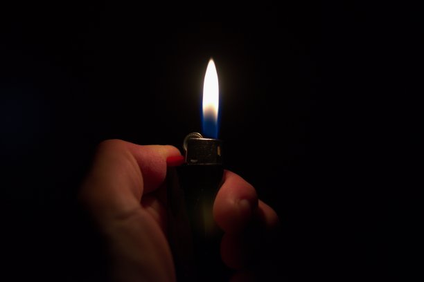 更亮的灯光照亮了黑暗图片下载