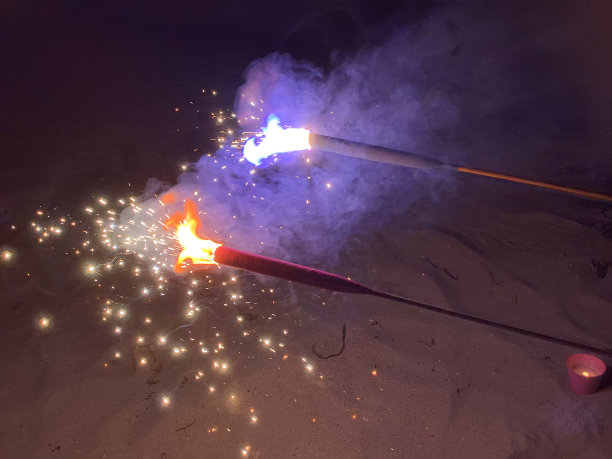 夏天沙滩上的手持烟花图片下载