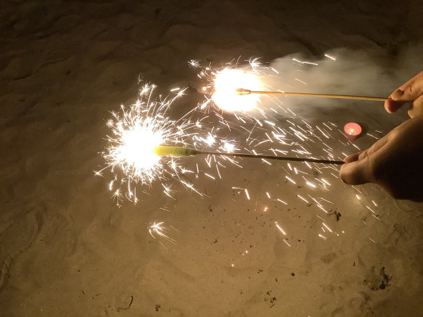 夏天沙滩上的手持烟花图片下载