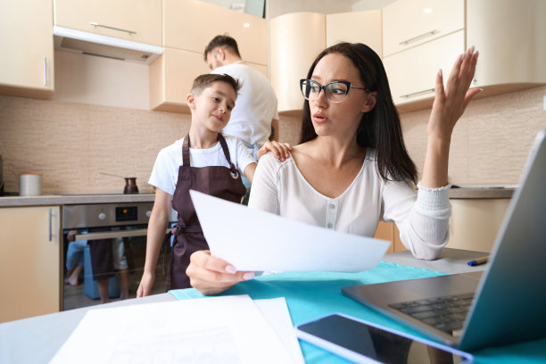 母亲因孩子工作分心而生气图片下载