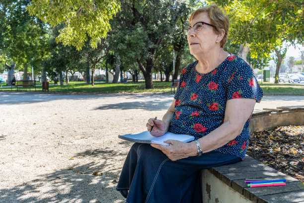老年妇女阿兹海默失去了凝视图片下载