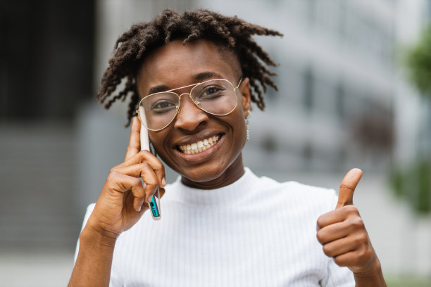 美丽的非洲女商人在打电话。图片下载