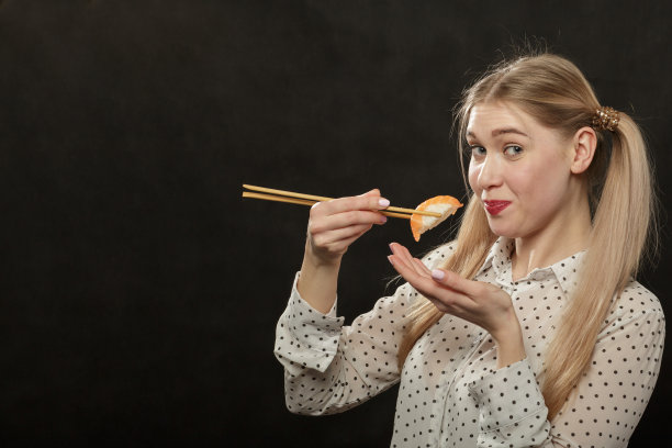 女人吃寿司图片下载