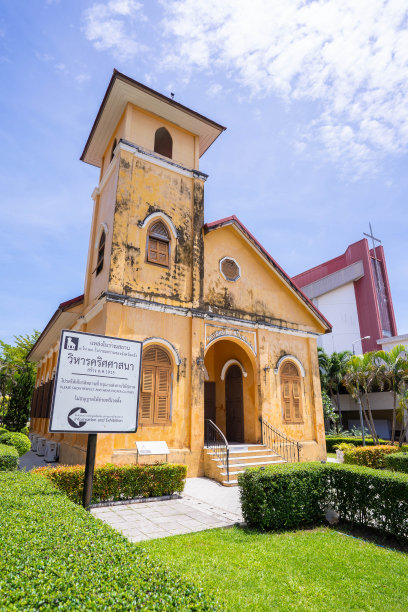 古老而美丽的教堂，位于泰国庄省图片下载