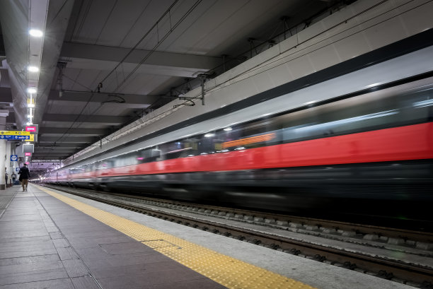 模糊背景的火车到达火车站站台图片下载