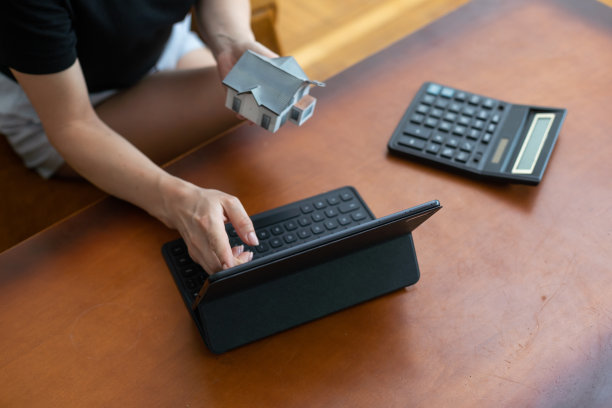 手里的小玩具屋，女人，平板电脑。图片下载