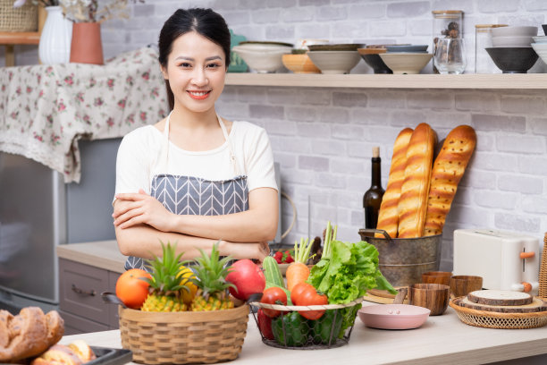 年轻的亚洲妇女准备在厨房做饭图片下载