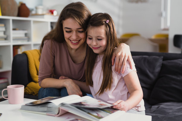 母亲和女儿在家图片下载