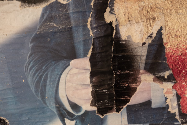 撕破的街道海报背景，风化撕破的纸张背景图片下载