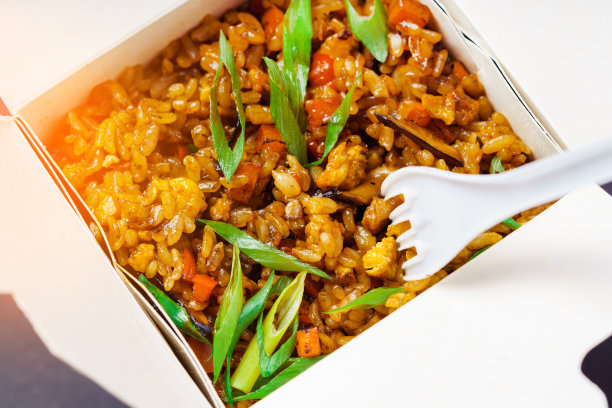 锅的食物。纸锅盒里的亚洲大米。关闭视图。图片下载