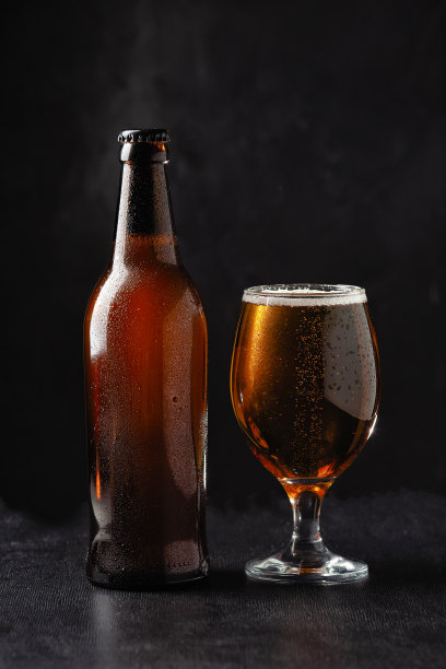 酒精饮料，啤酒泡沫分离在黑色背景。图片下载