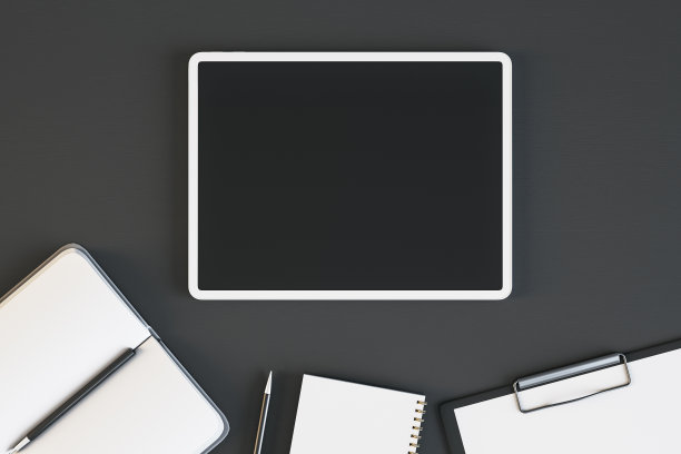 俯视图和关闭空白平板电脑的黑色桌面与供应。工作场所和文具用品概念。模拟，3D渲染。图片下载