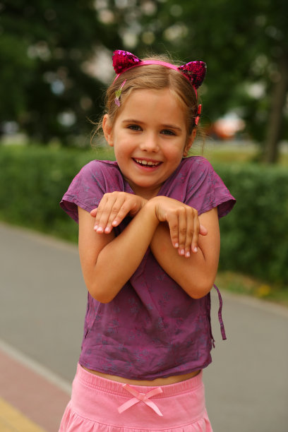 夏天操场上的女孩图片下载