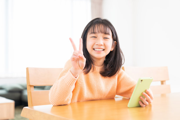 女孩在用智能手机图片下载