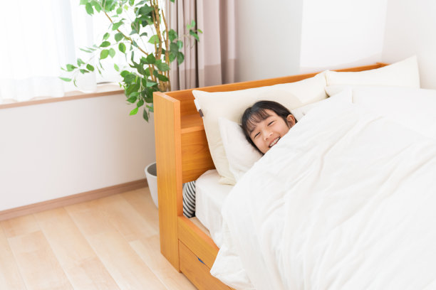 女孩在床上，睡觉图片下载