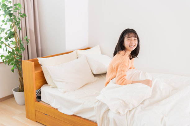 女孩在床上，微笑图片下载