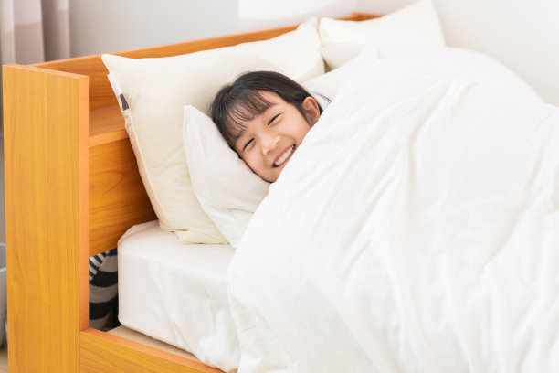 女孩在床上，睡觉图片下载