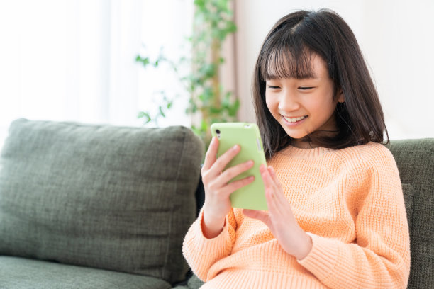 女孩在用智能手机图片下载