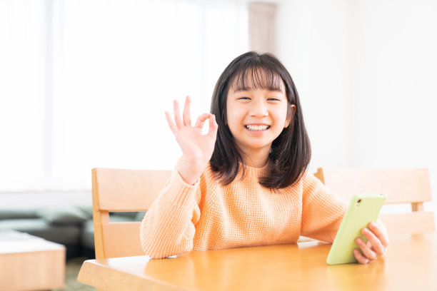 女孩在用智能手机图片下载