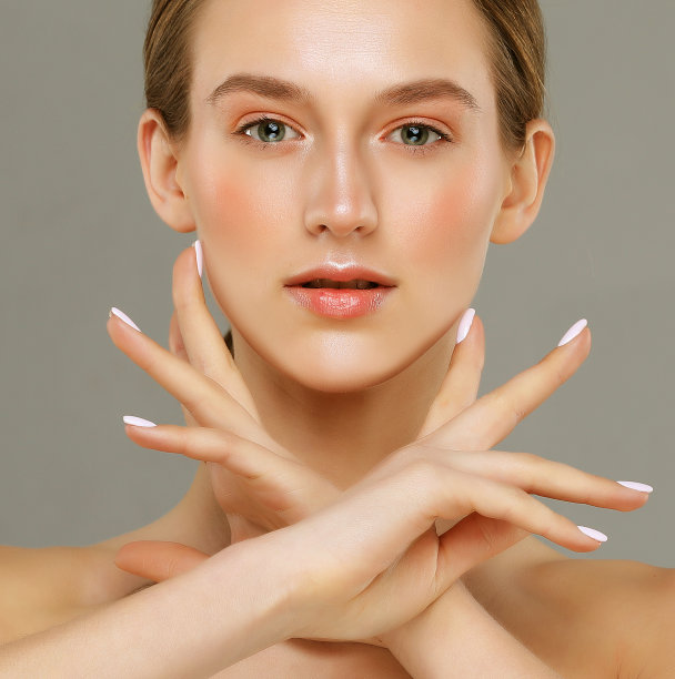 特写肖像的年轻迷人的女性的脸与健康的皮肤。图片下载