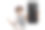 穿着牛仔背心的年轻人拿着一把电吉他，展示了一部智能手机图片下载