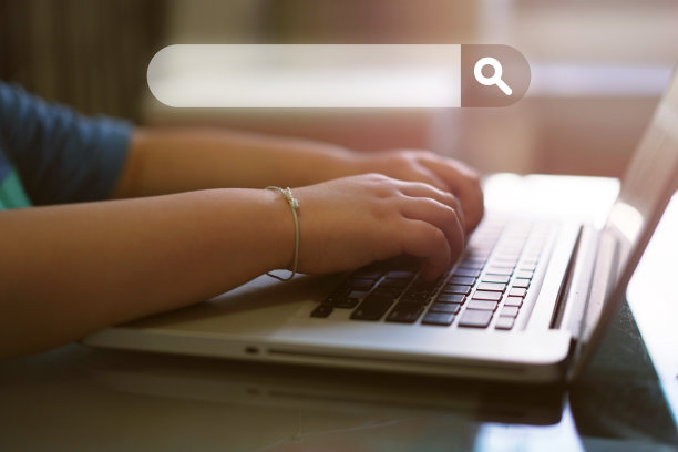 孩子的手和手指使用电脑通过互联网图形栏在线搜索图片下载