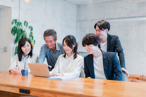 一个商人带着微笑开会图片下载